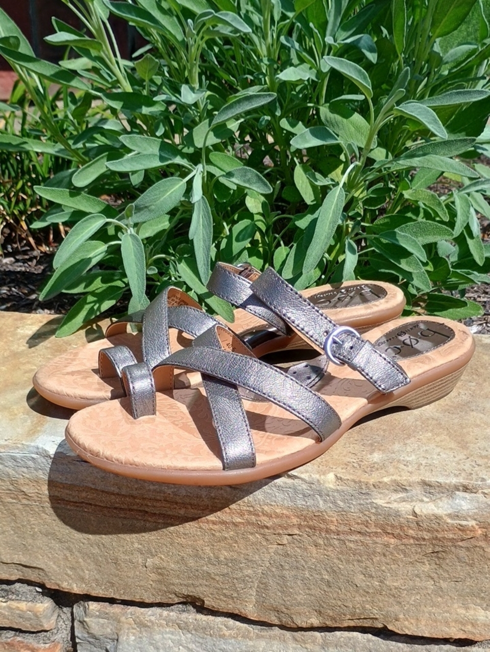 b.o.c. Metallic Toe Loop Crisscross Leather Slide Sandals Women Size 9 Like New!
